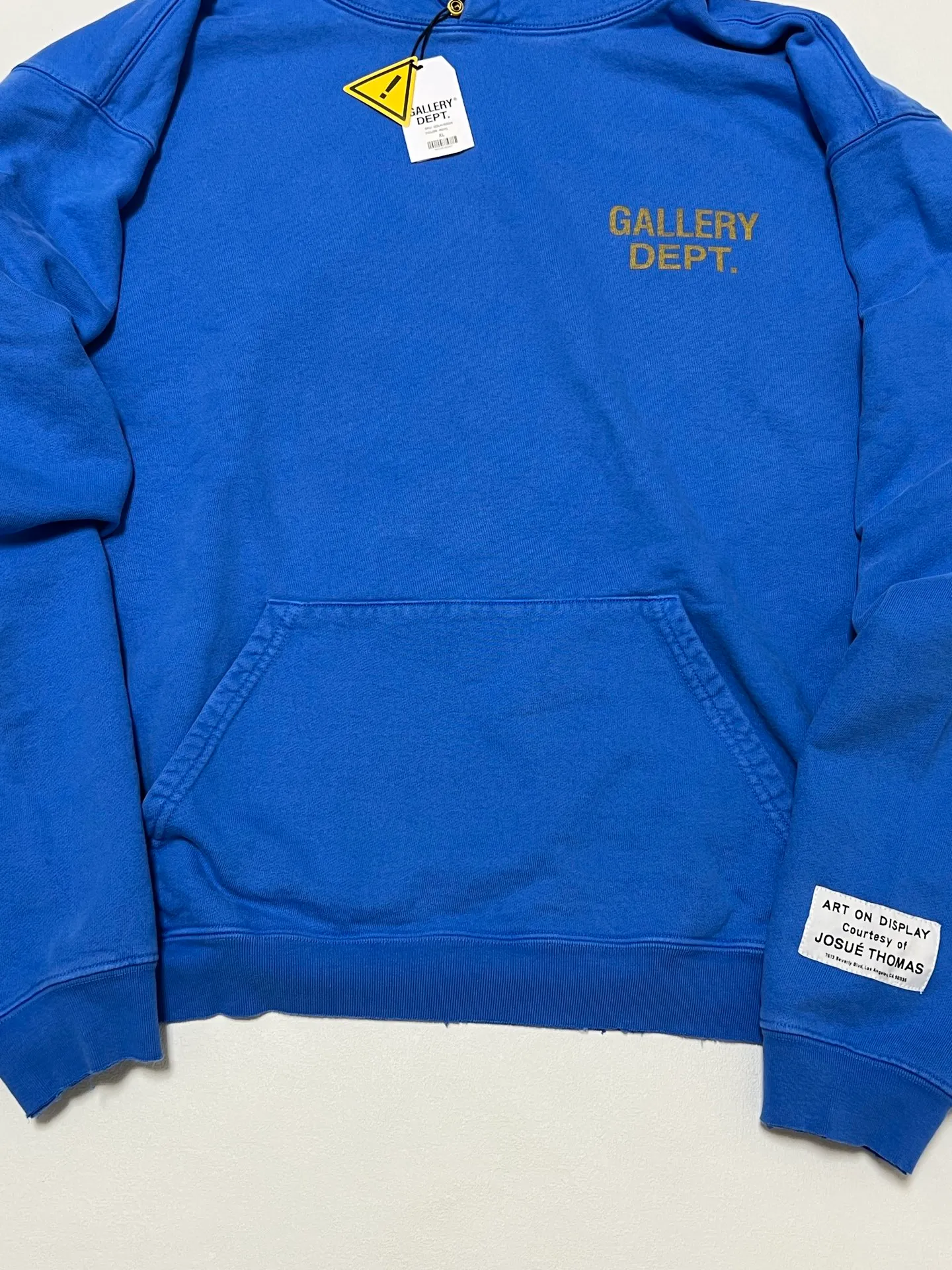 GALLERY DEPT. 90'S GD LOGO HOODIE/BLU 90's retro destroyed royal blue English hoodie Royal Blue S-XL Needs custom weaving and dyeing 500g high weight sweatshirt fabric Light fleece treatment on the inside Overall wide and comfortable Loose version Trendy and fashionable Same as the original version Washed and distressed printing Original consistent hang tag With G LOGO hanging beads/yellow triangle warning sign